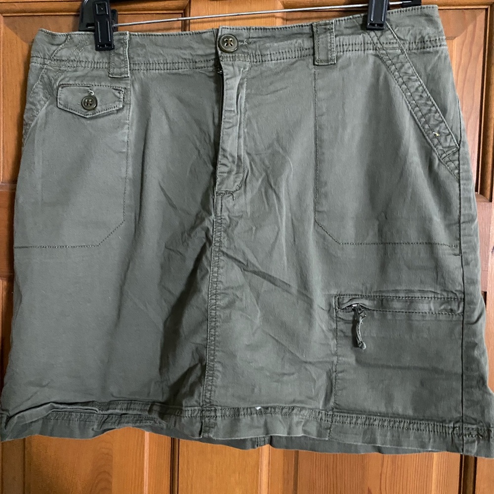 Green cargo skort with many pockets